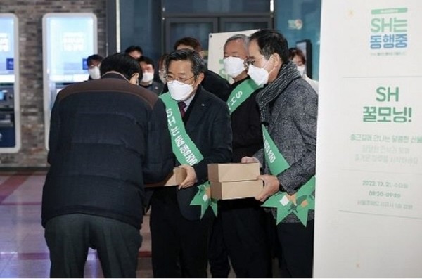 김헌동 SH공사 사장(왼쪽 두 번째) 및 임직원들이 출근하는 직원들에게 간식박스를 나눠주고 있다[출처=서울주택도시공사]