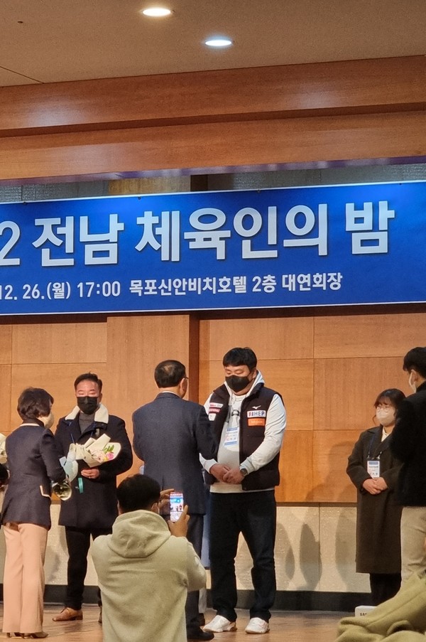무안군유소년클럽야구단 김동성 감독이 전남도체육회장 표창을 수여받고 있다.