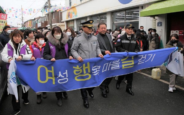 김경일 파주시장과 주요 인사들이 '여성행복마을길 걷기' 플래카드를 들고 성매매 집결지를 행진하고 있다[출처=전국뉴스]