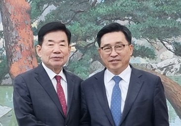 (사진: 좌측, 김진표 국회의장, 한국농수산식품유통공사 김춘진 사장)