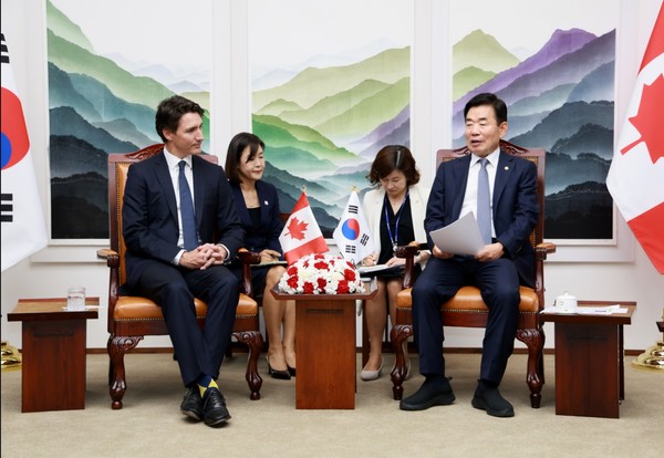 김진표 국회의장은 17일 오전 의장접견실에서 쥐스탱 트뤼도 캐나다 총리를 접견했다[출처=국회]