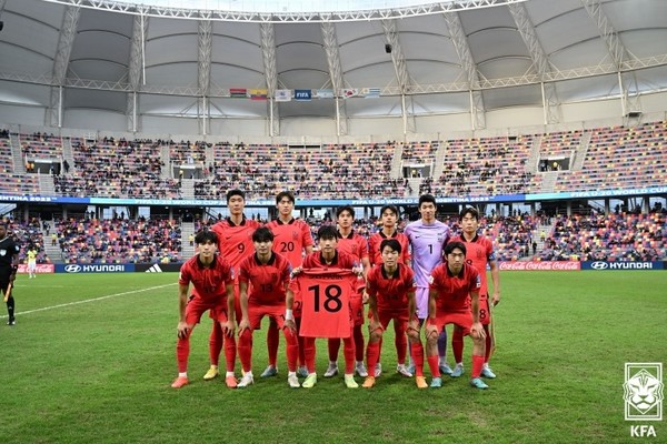 2일 열린 에콰도르와의 16강전에 선발 출장한 한국 선수단의 모습. 박현빈이 부상으로 조기 귀국한 박승호(18번)의 유니폼을 들고 있다[출처=대한축구협회]