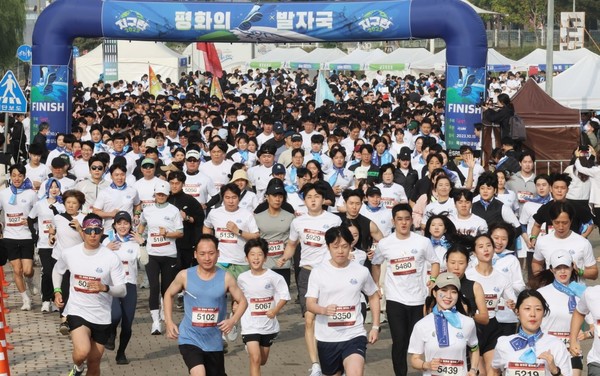 위아“런” 러닝크루들이 [2023 지구런 : 평화의 발자국] 마라톤 대회에 참가한 모습[출처=위아“런”]