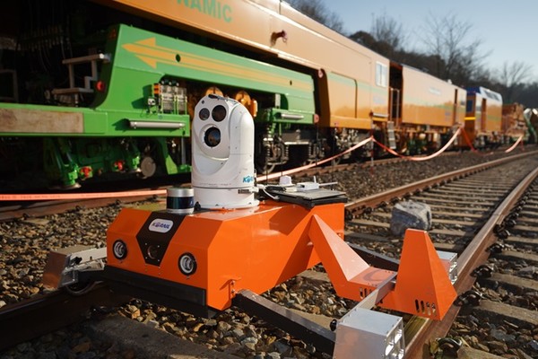 철도시설물 자율주행 점검 로봇은 카메라와 라이다를 창작하고 20km/h의 속도로 선로를 자율주행하며 지장물을 찾아 실시간 알린다.[출처=한국철도공사]
