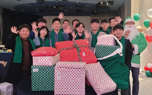 코레일 직원들이 13일 초록우산 산타원정대 행사에 참여해 지역 소외계층 어린이를 위한 크리스마스 선물을 전달했다.[출처=한국철도공사]