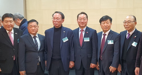 (황학수 전 국회의원(왼쪽에서 세번째), 유정복 인천광역시장(오른쪽에서 세번째) 및 참석자들과 함께)