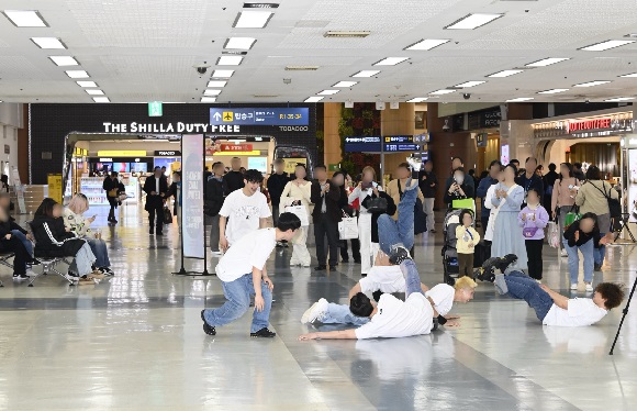 26일, 김포공항 국제선 터미널에서 비보잉 그룹이 브레이킹 댄스 퍼포먼스를 선보이고 있다.[출처=한국공항공사]