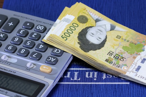 돈과 계산기 이미지. (출처=pixabay)