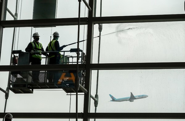 인천국제공항공사는 2024년 새 봄을 맞아 공항 주요 시설물에 대한 대대적인 대청소 및 환경정비 작업을 실시했다[출처=인천국제공항공사]