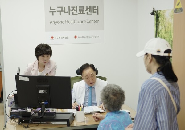 지난 28일 대한적십자사 김철수 회장이 서울적십자병원 누구나진료센터에서 진료 봉사에 참여했다.[출처:대한적십자사 의료원]