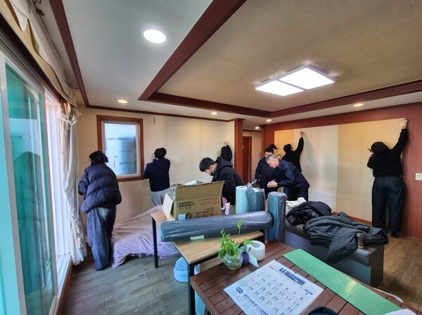 시설 내부 환경 개선을 위해 자원 봉사자들이 벽지와 천정 도배작업을 진행 중인 모습[출처=인천국제공항공사]